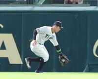 　３回、牧原大の打球をワンバウンドで捕球する豊田