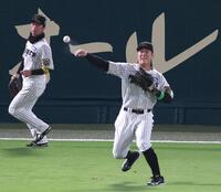 　３回、豊田は牧原大の飛球をワンバンドで捕球し二塁へ送球する（撮影・山口登）