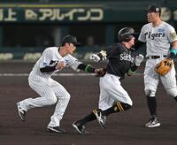 　５回、二走・牧原大を挟殺する小幡（撮影・飯室逸平）