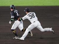 　５回、小幡は二塁走者の牧原大をタッチアウトする（撮影・山口登）