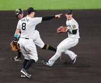 　５回、小幡は牧原大をタッチアウトし二塁へ送球する（撮影・山口登）