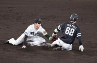 　５回、中野は二塁を狙った打者走者の海野をタッチアウトにする（撮影・山口登）