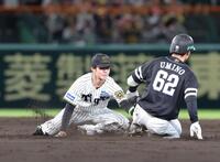 　５回、海野をタッチアウトにする中野（左）＝撮影・北村雅宏