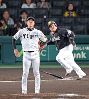 　４回、山川に同点ソロを浴びる才木（撮影・立川洋一郎）