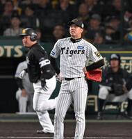 　４回、山川に同点ソロを許す才木（撮影・飯室逸平）