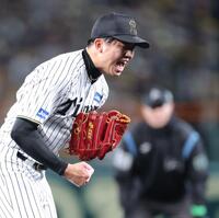 　３回、周東を三振に打ち取ってピンチをしのぎ吠える才木（撮影・西岡正）