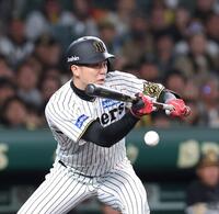 　５回、犠打バントを決める才木（撮影・北村雅宏）