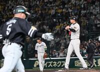 　４回、山川にソロを許す才木（撮影・田中太一）