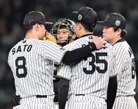 　６回、降板する才木（右）に話しかける佐藤輝（撮影・田中太一）