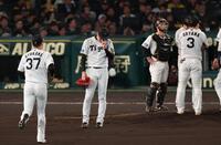 　６回、降板する才木（撮影・金田祐二）