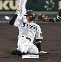 　６回、二盗を決める森下（撮影・飯室逸平）