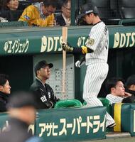 　７回、近本が空振り三振に倒れ厳しい表情の藤川監督（撮影・金田祐二）