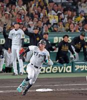 　１回、ライトオーバーの先制打を放ち二塁へ駆ける佐藤輝（撮影・立川洋一郎）