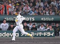 　９回、最後の打者となり天を仰ぐ森下（撮影・飯室逸平）