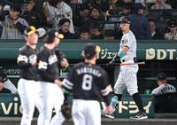 　９回、佐藤輝まで回らず…。ベンチへ引き揚げる佐藤輝（撮影・飯室逸平）