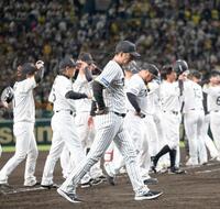 　スタンドへの一礼の後、ベンチへ引き揚げる藤川監督（中央）＝撮影・西岡正