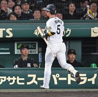 　７回、近本（５）が三振に倒れ、ベンチで厳しい表情の藤川監督（撮影・飯室逸平）