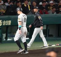 　６回、チャンスも得点できず厳しい表情の藤川監督（撮影・金田祐二）