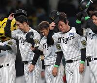 　スタンドのファンに帽子をとる藤川監督（左）＝撮影・北村雅宏