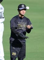 　調整する高橋（撮影・金田祐二）