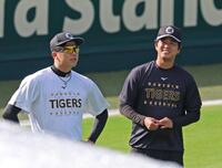 　ウオーミングアップをしながら才木（左）と談笑する高橋（撮影・立川洋一郎）