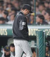 　９回、投手交代を終え、ベンチへ戻る藤川監督（撮影・西岡正）