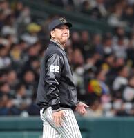 　６回を終え、選手交代を告げにベンチを出る藤川監督（撮影・北村雅宏）