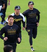 　走り込んで汗を流す高橋（右）＝撮影・立川洋一郎