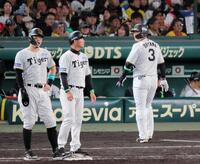 　６回、中飛に倒れた大山（右）