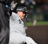 　８回、島田の安打で三塁へ滑り込む大山（撮影・田中太一）