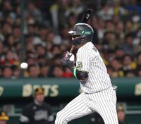 　８回、死球を受ける大山（撮影・北村雅宏）