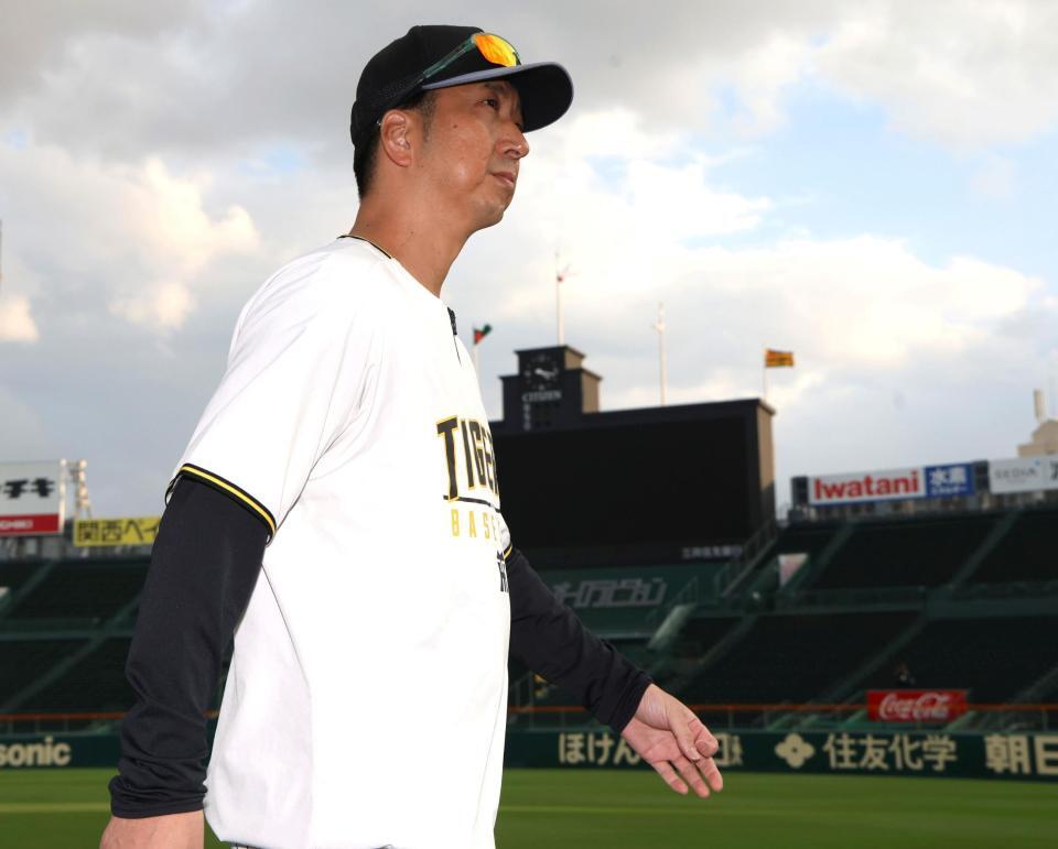 　練習を終え、引き揚げる藤川監督（撮影・北村雅宏）