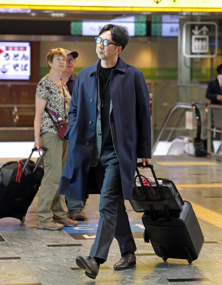 　帰阪する藤川監督（撮影・立川洋一郎）