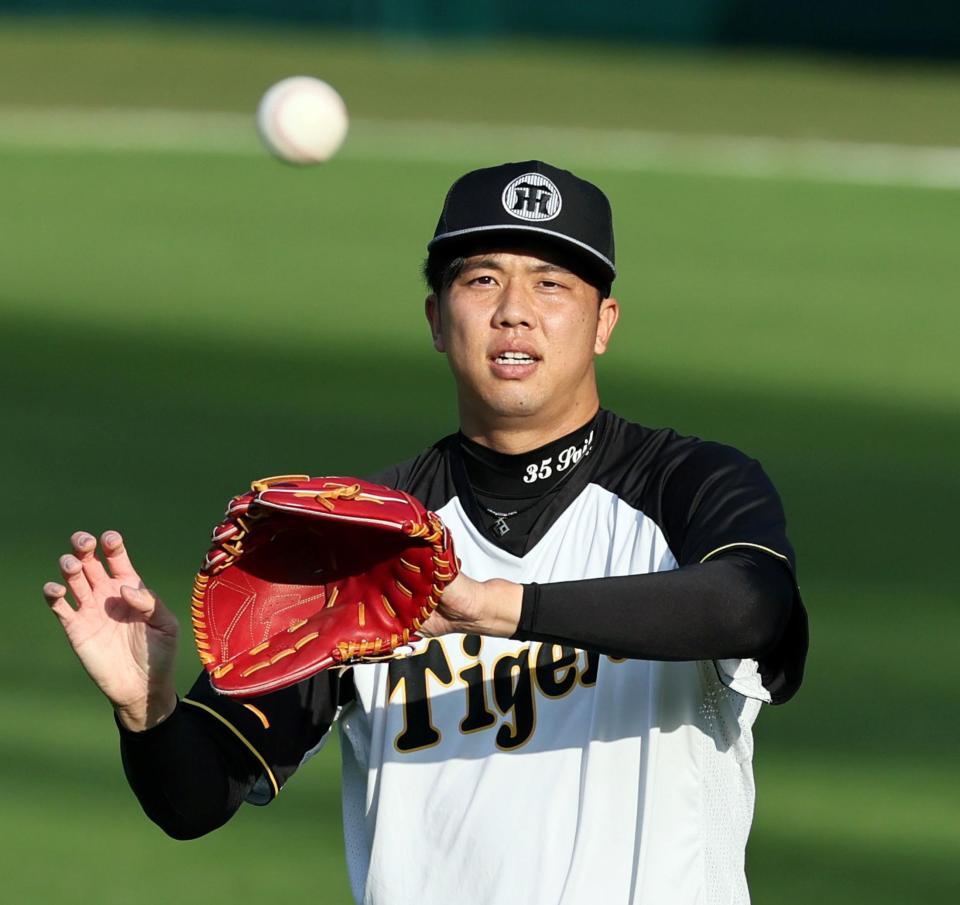 　キャッチボールで調整する才木（撮影・田中太一）