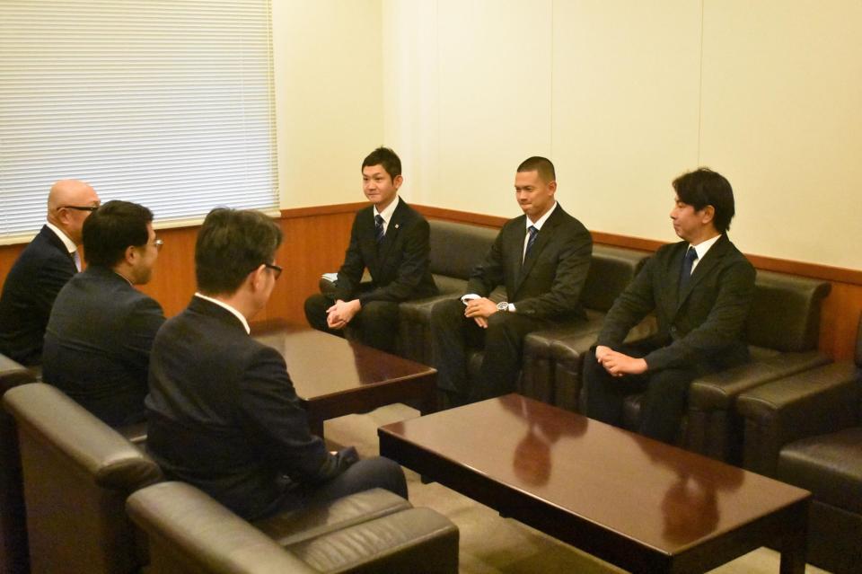 　（手前左から）畑山統括スカウト、東編成ディレクター、吉野スカウト 奥から池田球団社長、能登、武田監督