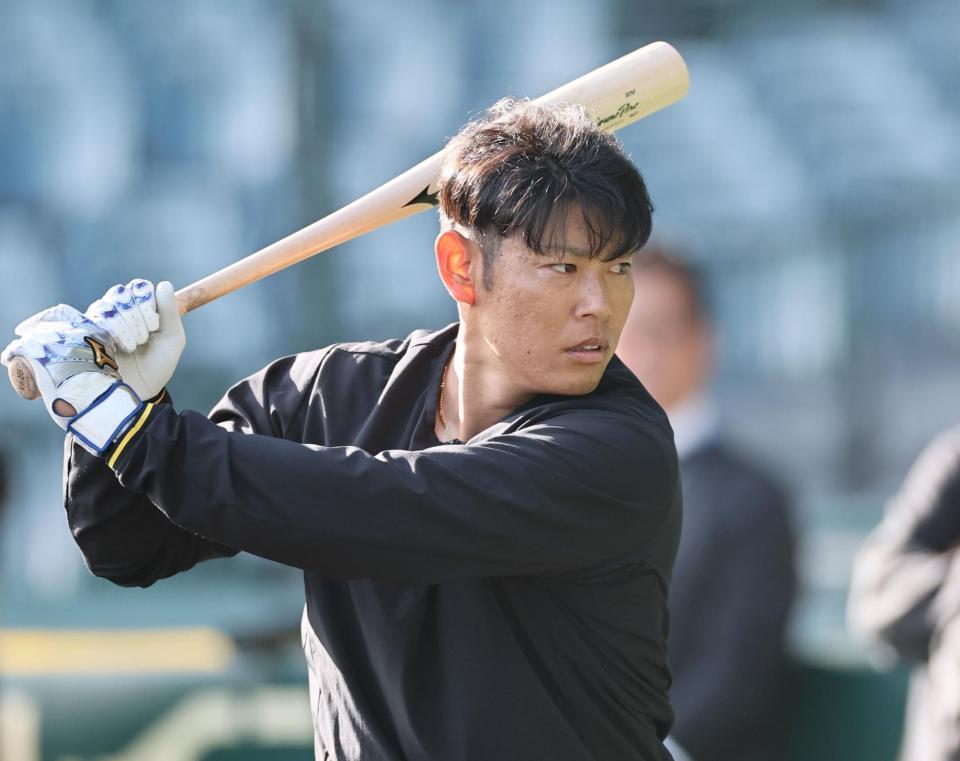 　打撃練習をする原口（撮影・田中太一）