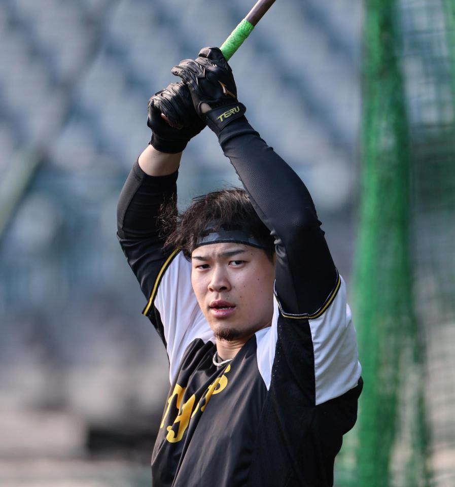 　打撃練習を待つ佐藤輝（撮影・田中太一）