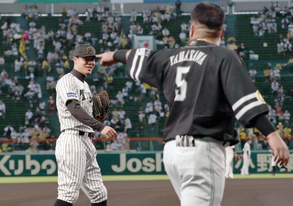 　山川と話をする佐藤輝（撮影・田中太一）