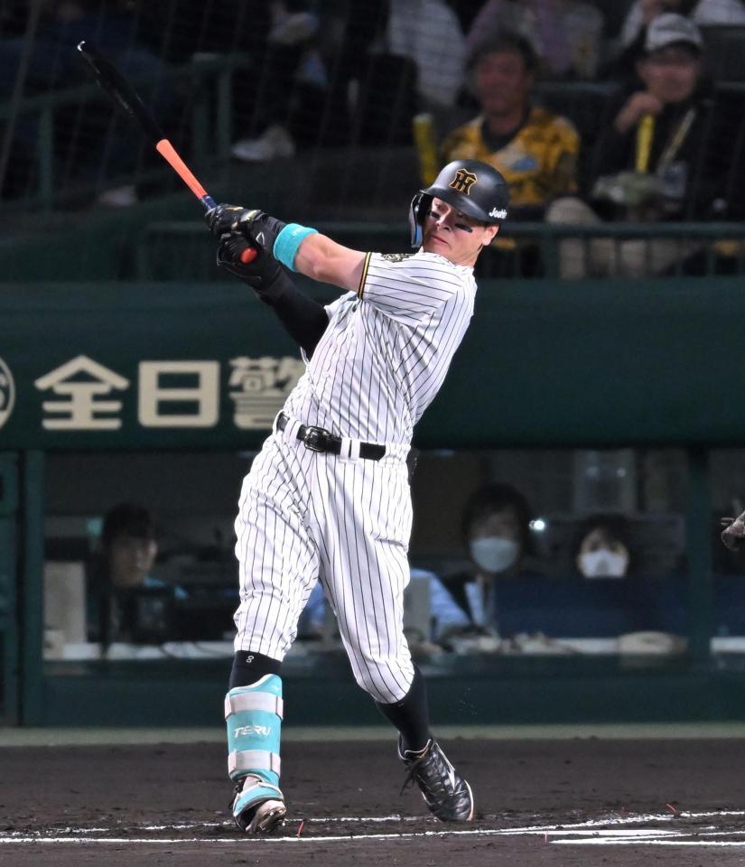 　１回、先制二塁打を放つ佐藤輝（撮影・飯室逸平）