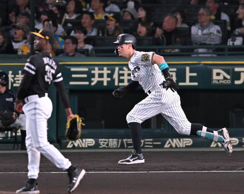 　１回、モイネロ（左）から先制二塁打を放つ佐藤輝（撮影・飯室逸平）