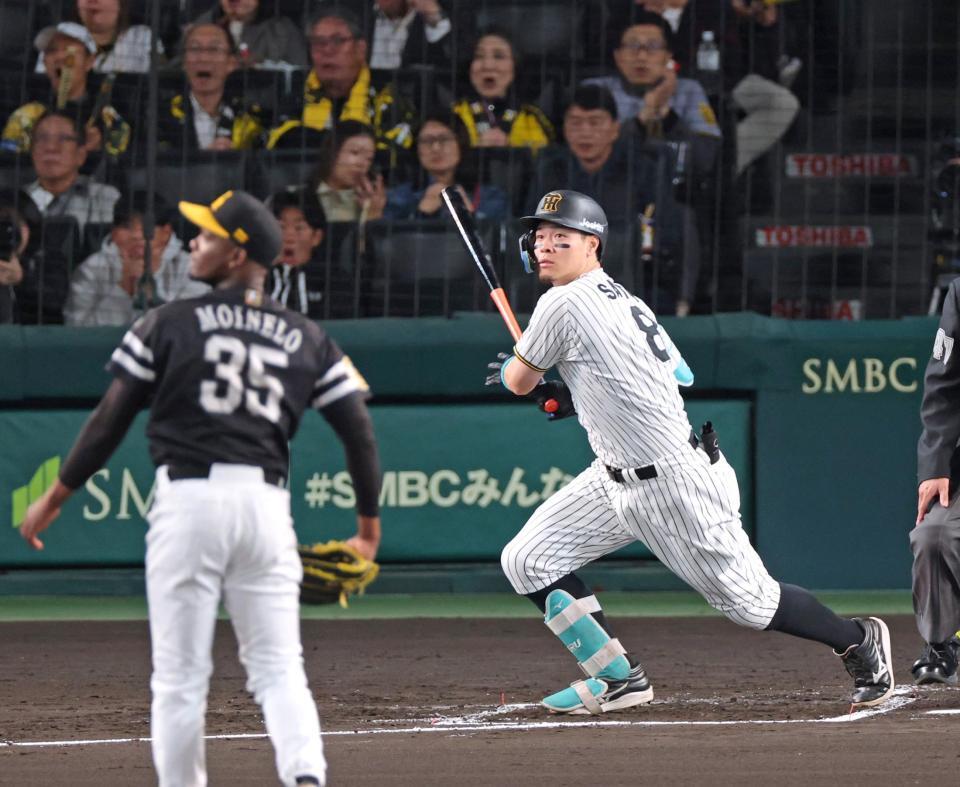 　１回、ライトオーバーの先制適時二塁打を放つ佐藤輝（撮影・立川洋一郎）