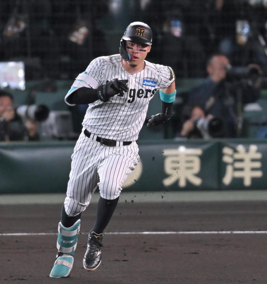 　１回、先制二塁打を放つ佐藤輝（撮影・飯室逸平）