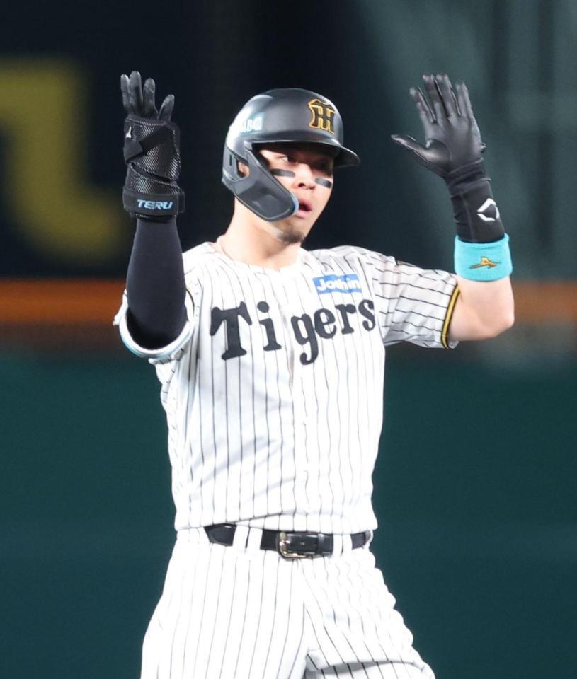 　１回、先制二塁打を放ち、ベンチへ向かってポーズを決める佐藤輝（撮影・西岡正）