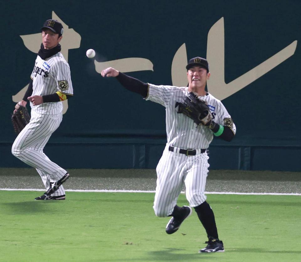 　３回、豊田は牧原大の飛球をワンバンドで捕球し二塁へ送球する（撮影・山口登）