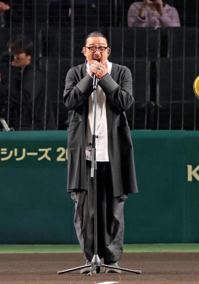 　国歌を独唱する若旦那（撮影・立川洋一郎）