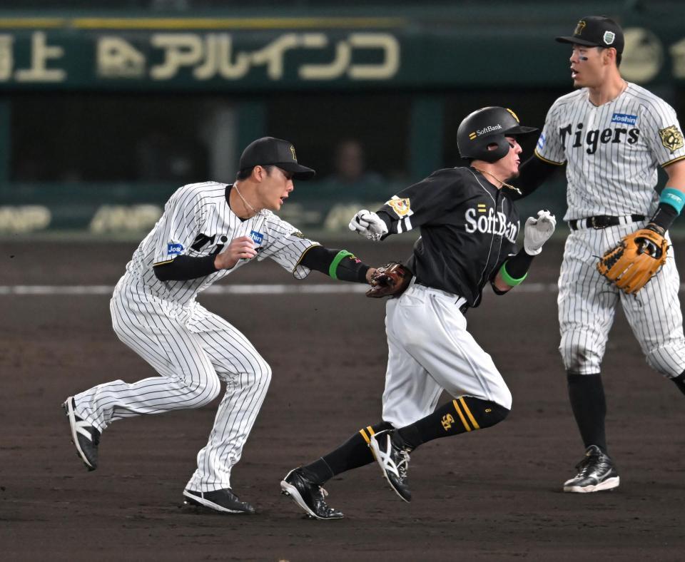 　５回、二走・牧原大を挟殺する小幡（撮影・飯室逸平）