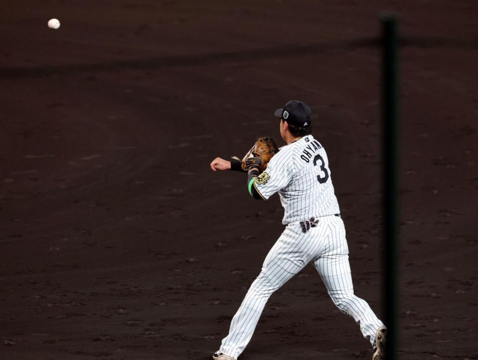 　５回、大山は海野の打球を捕球し三塁へ送球する（撮影・山口登）