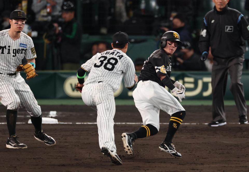 　５回、海野の一ゴロで二走・牧原大を挟殺する小幡（撮影・金田祐二）