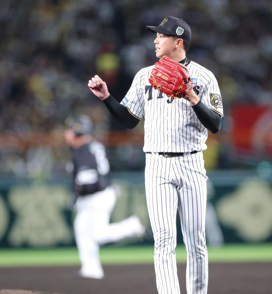 　４回、山川（左）に同点ソロを浴びた才木（撮影・西岡正）