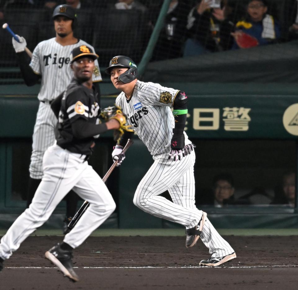 　６回、モイネロの前に中飛に倒れる大山（撮影・飯室逸平）